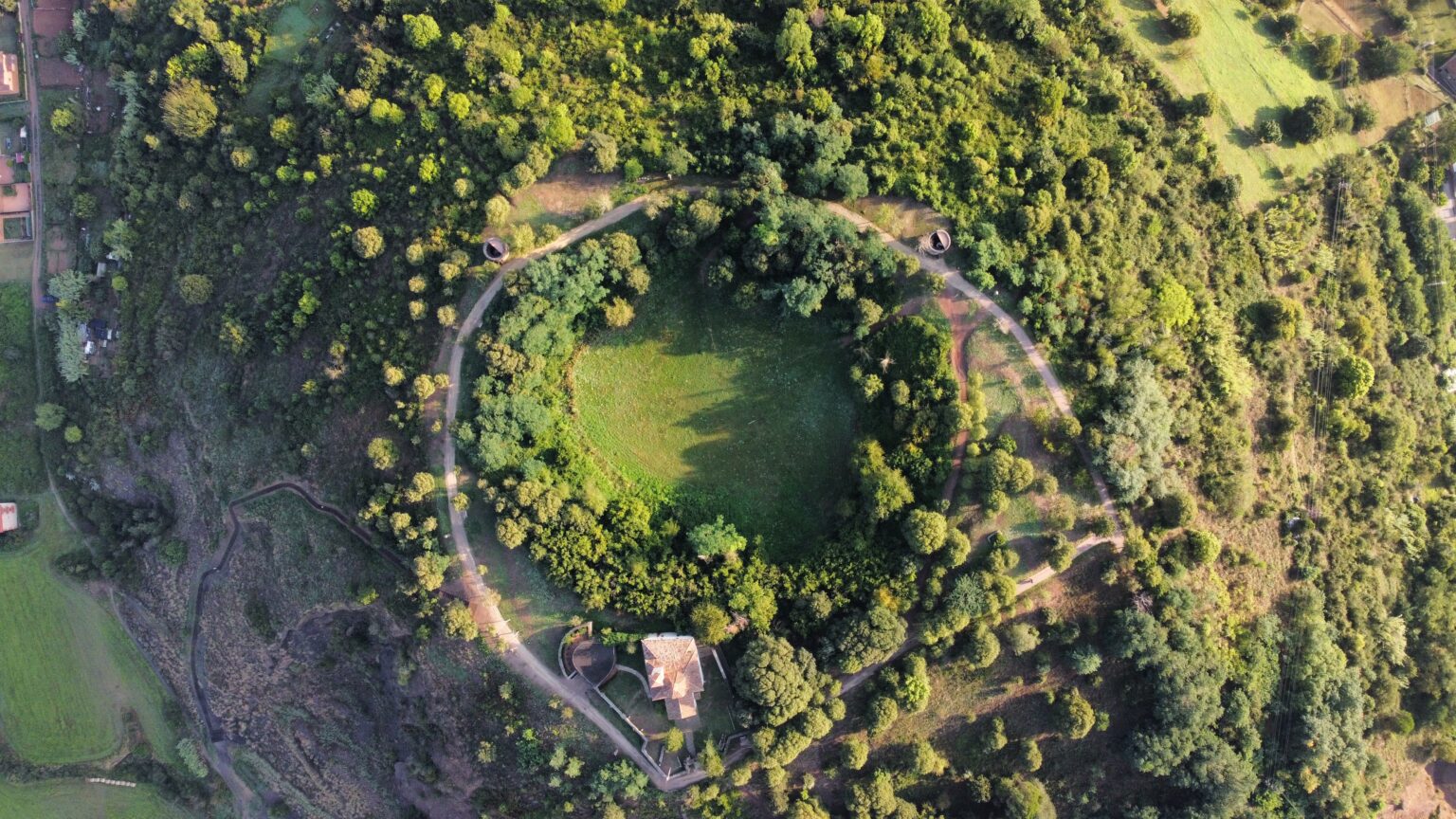 Vista aèria del volcà Montsacopa a Olot