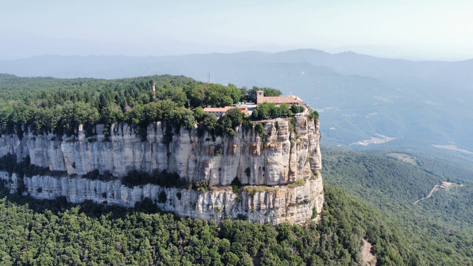 Vista aèria del santuari del Far dalt del cingle
