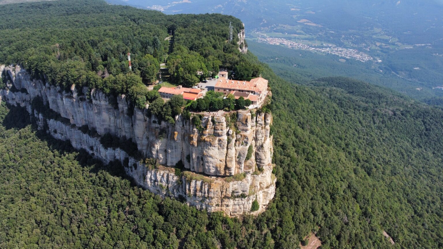 El Far vist des de l'aire amb la Garrotxa al fons