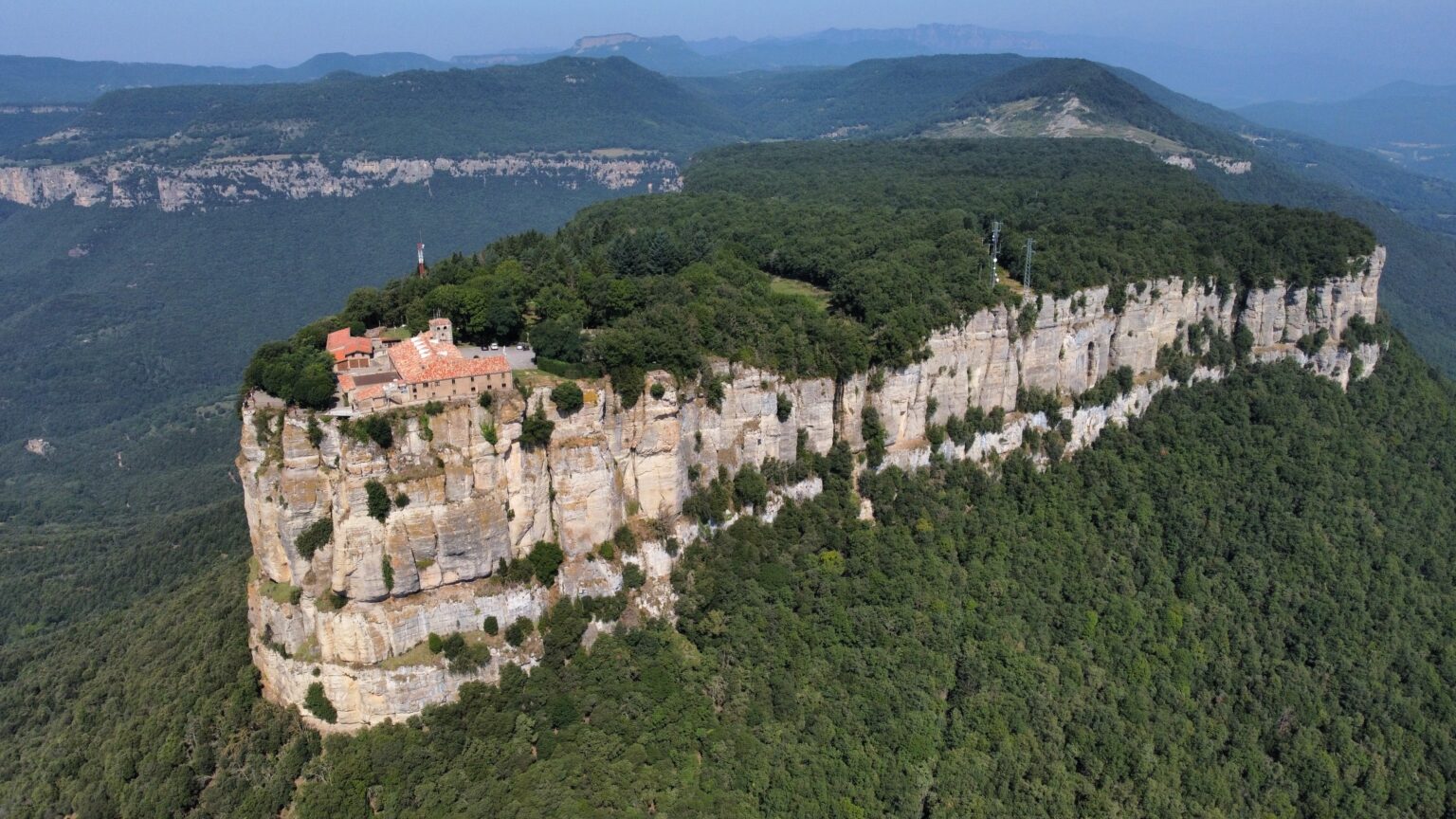 Cingle del Far des de la distància