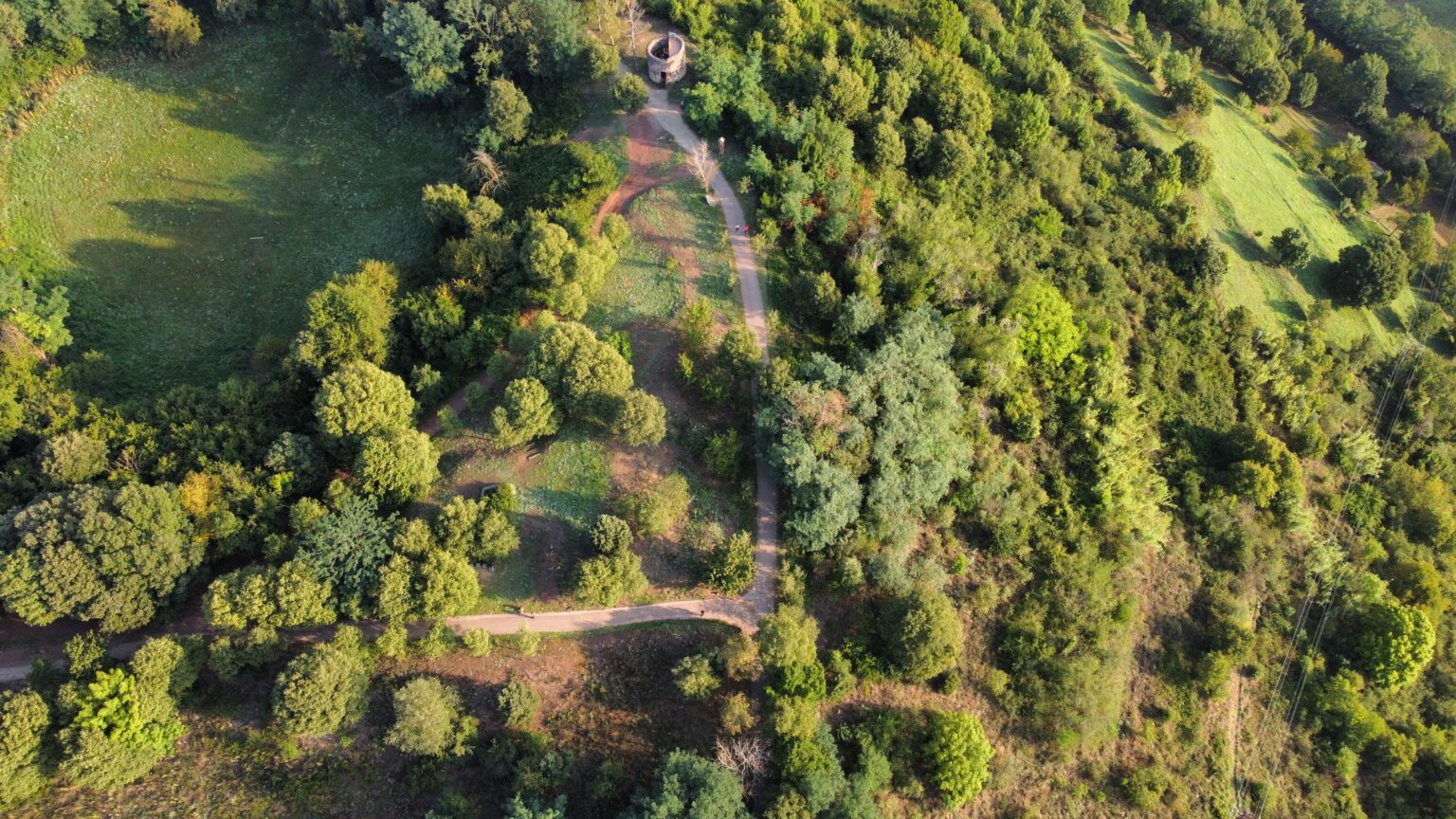 Camí que puja pel volcà Montsacopa