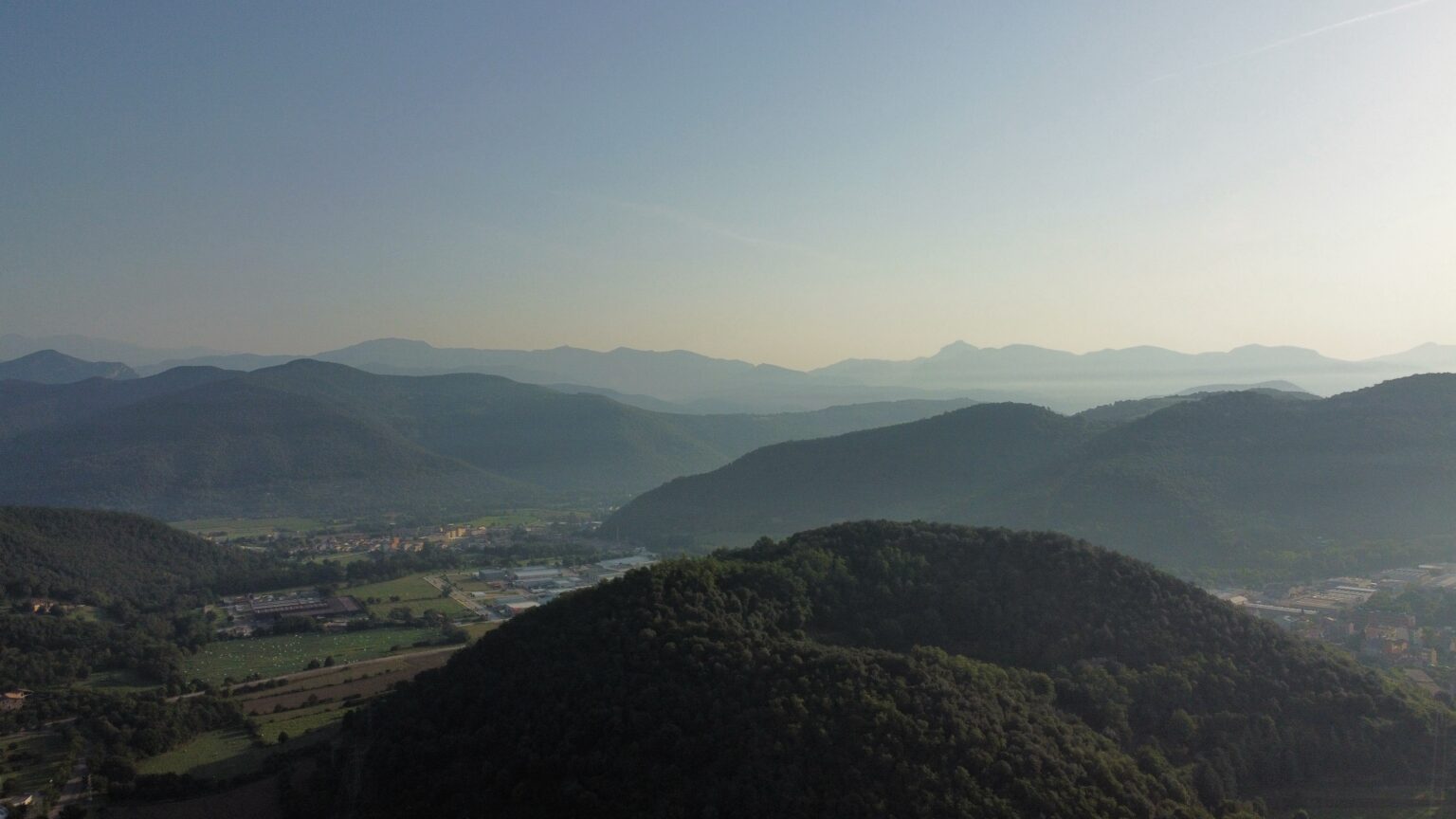Olot i els volcans vistos a la posta de sol
