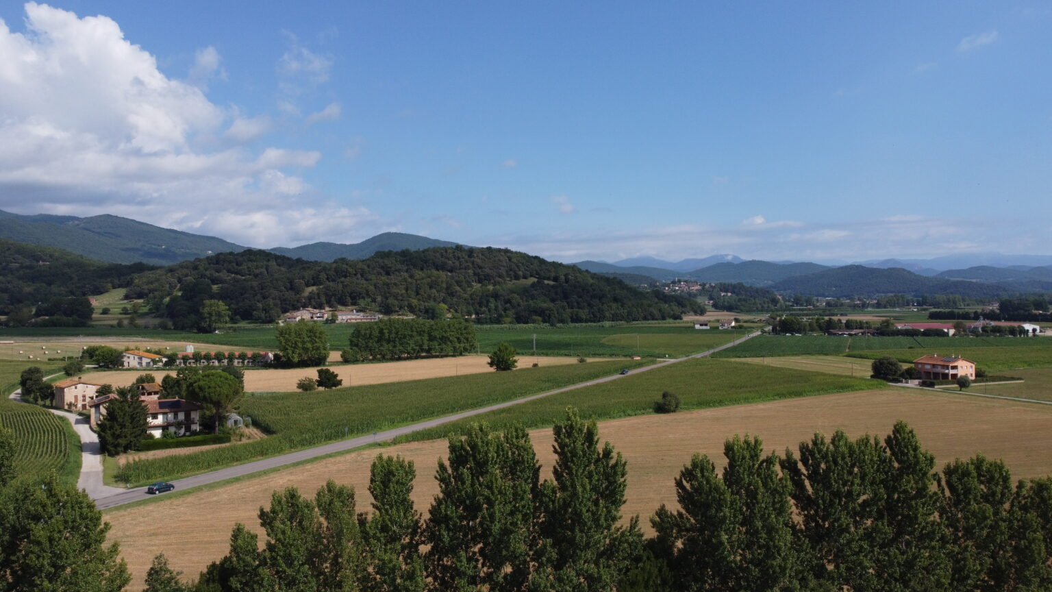 Vista aèria de camps i masies
