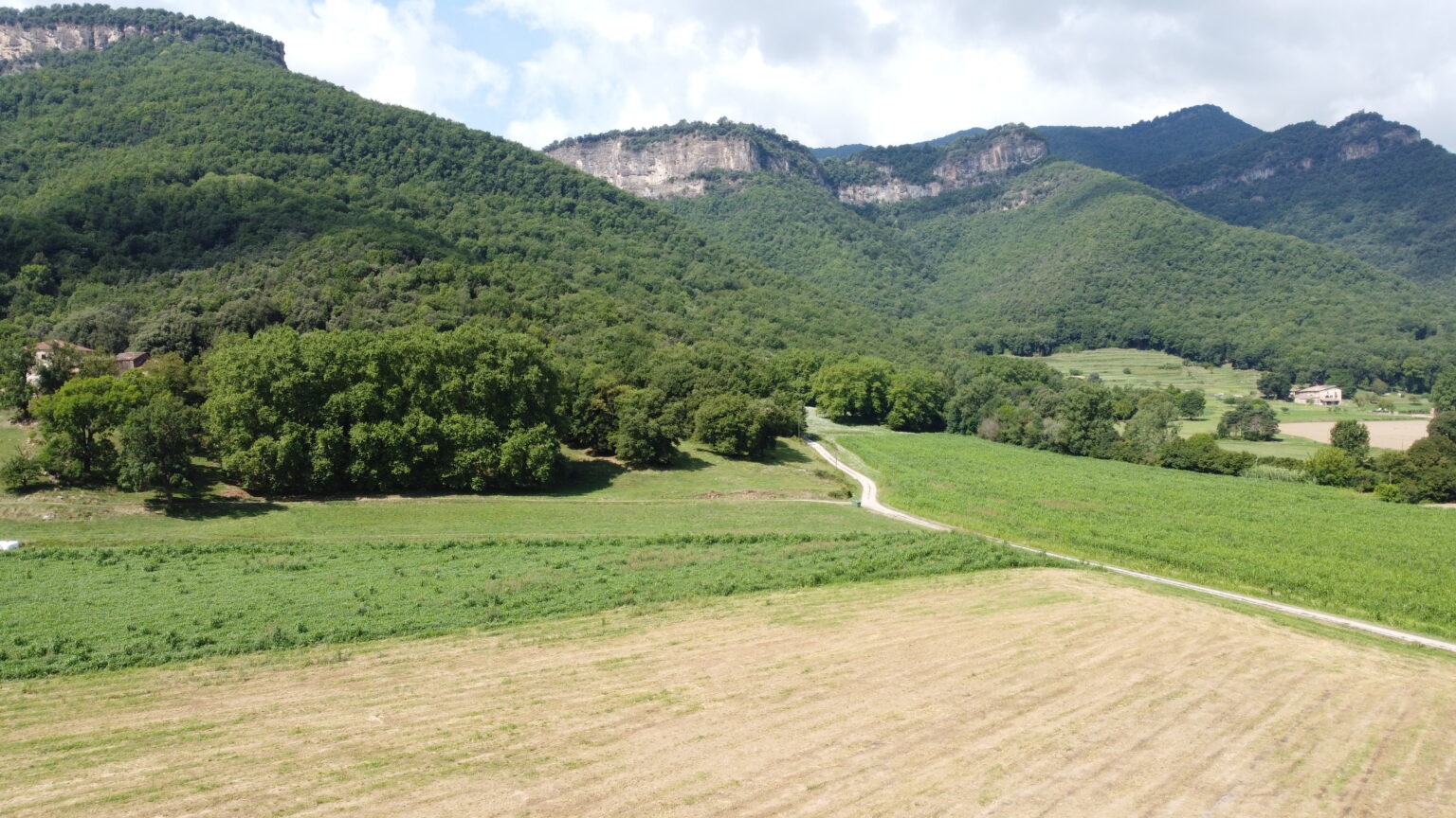 Vista general de la vall amb muntanyes al fons
